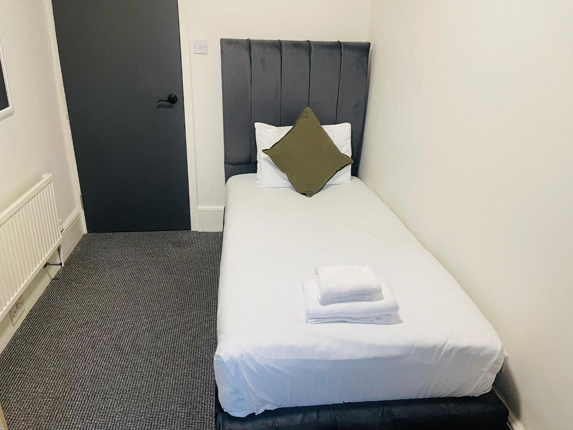 Woodford Hotel ロンドン エクステリア 写真